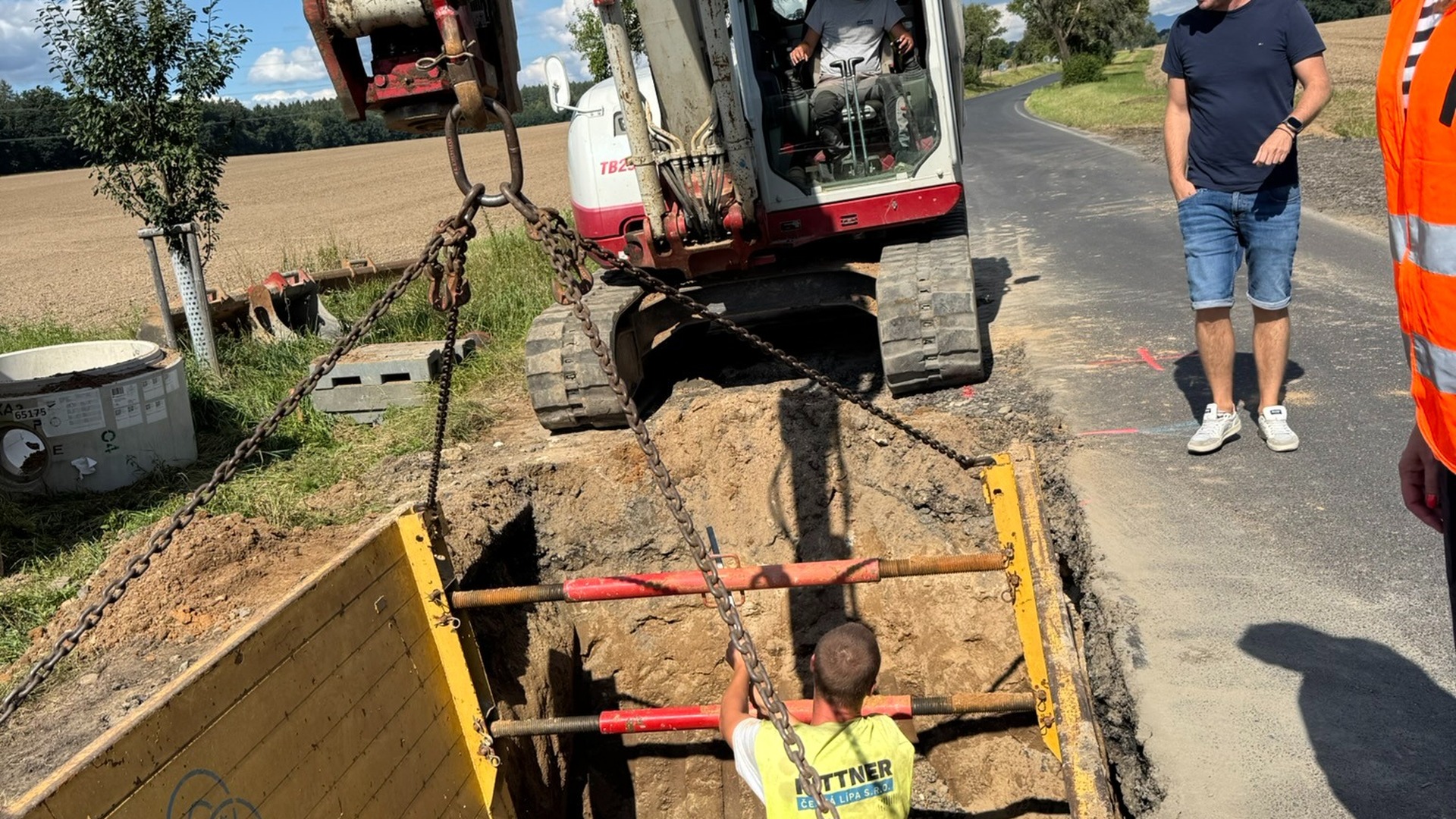 Budování hlavního vodovodního řadu a kanalizační stoky